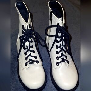 Brand name Unrated white boots with side zipper. Sz 8W. NWOT